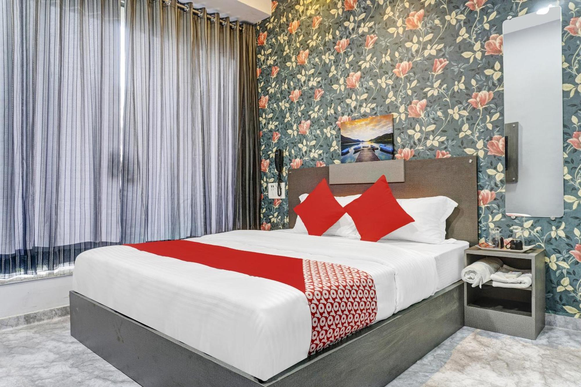 Oyo Flagship Hotel Royal Inn Surat Bagian luar foto