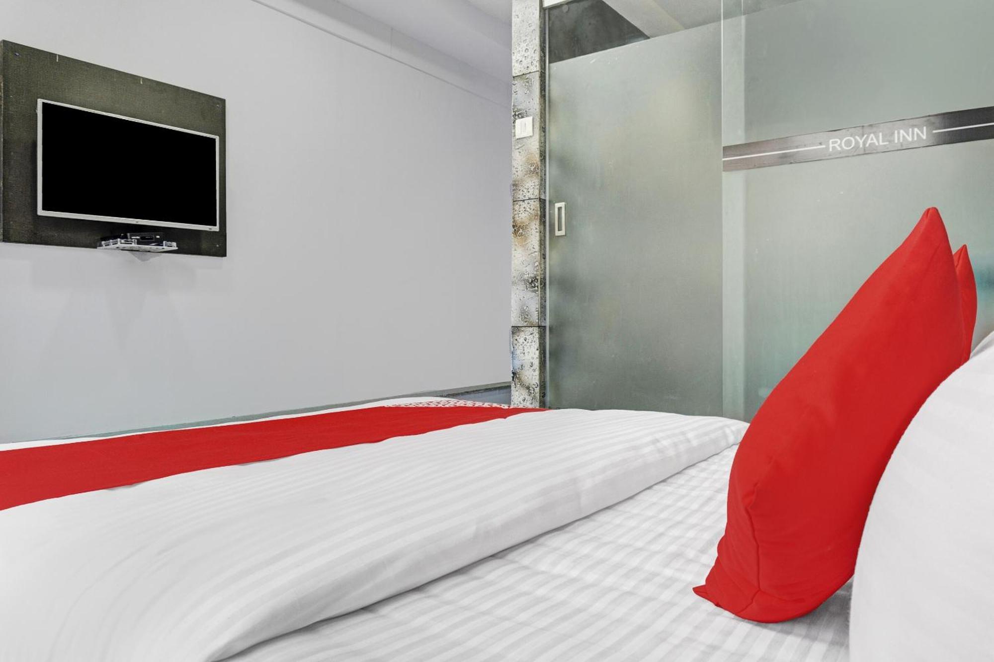 Oyo Flagship Hotel Royal Inn Surat Bagian luar foto