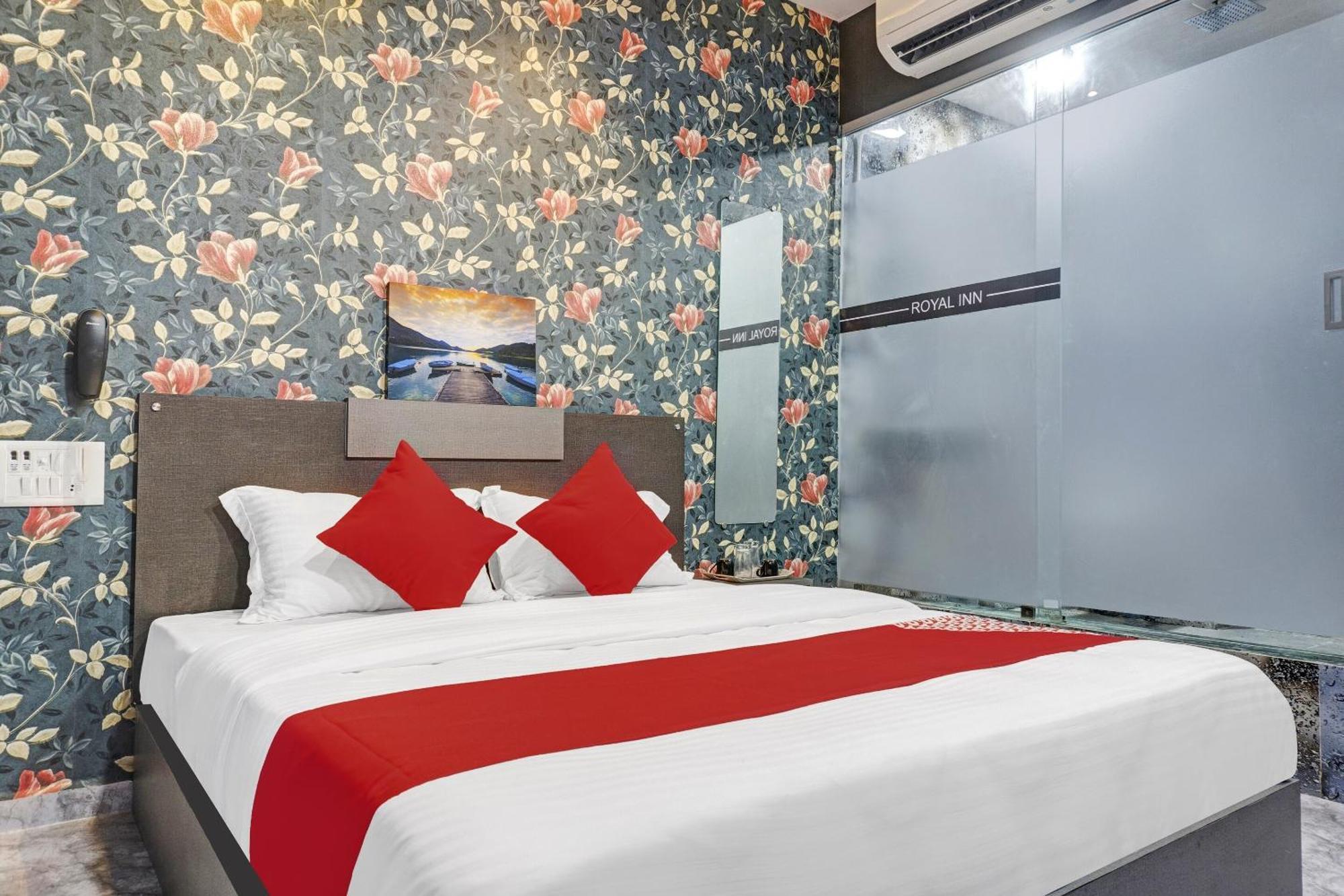 Oyo Flagship Hotel Royal Inn Surat Bagian luar foto